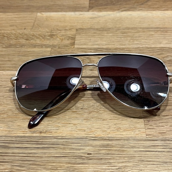 QUAY High Key Gold Tone Frame Brown Fade Polarized Lenses Aviator Sunglasses main image 15